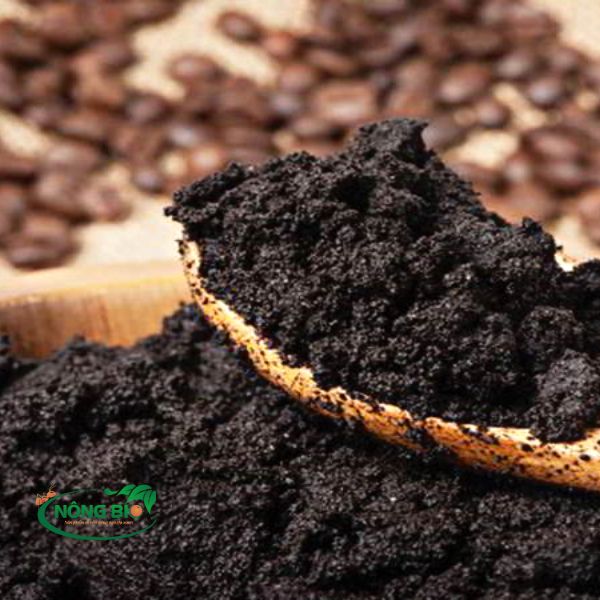 Cà phê có khả năng diệt trừ được ốc sên chủ yếu nhờ vào các thành phần hóa học. Các chất này gây hại cho ốc sên khi tiếp xúc hoặc nuốt phải. Ngoài ra, cà phê còn tạo cho đất trồng một lượng chất dinh dưỡng thiết yếu giúp rau phát triển nhanh và tốt hơn.